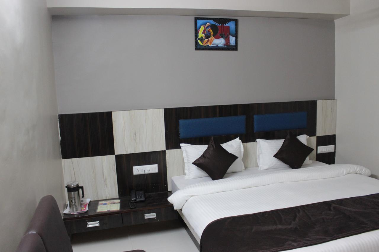 Apollo Hotel Ahmedabad Exterior foto