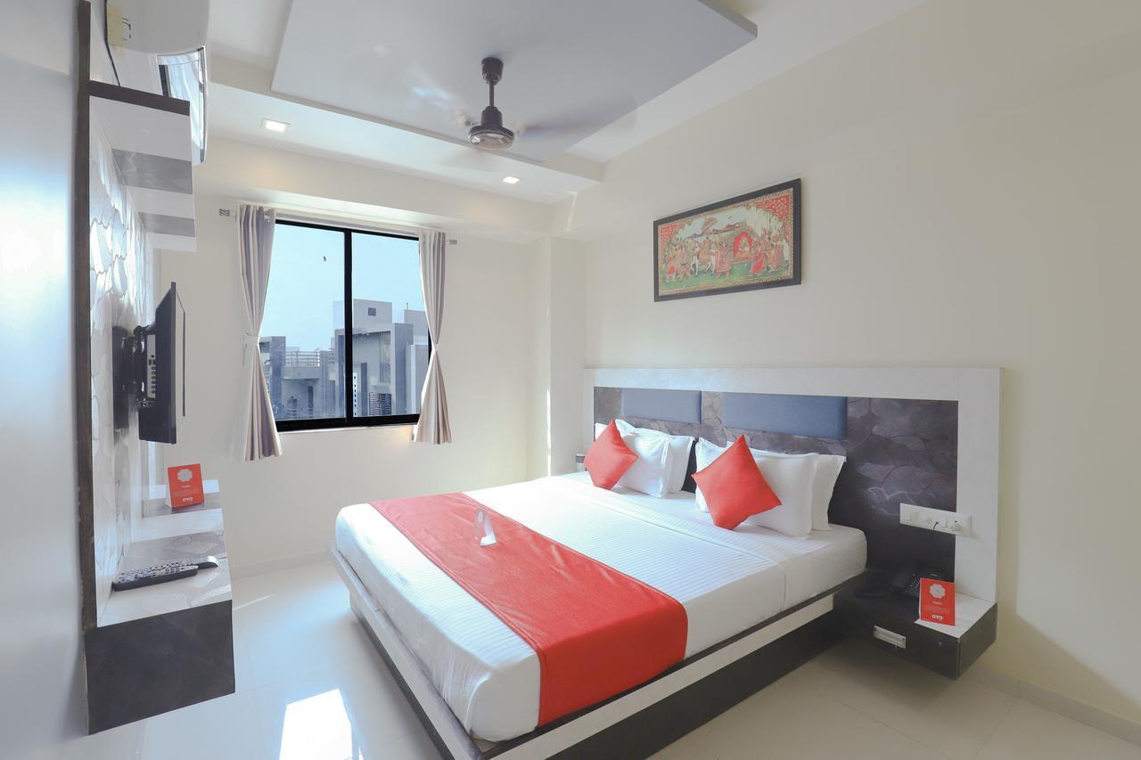 Apollo Hotel Ahmedabad Exterior foto