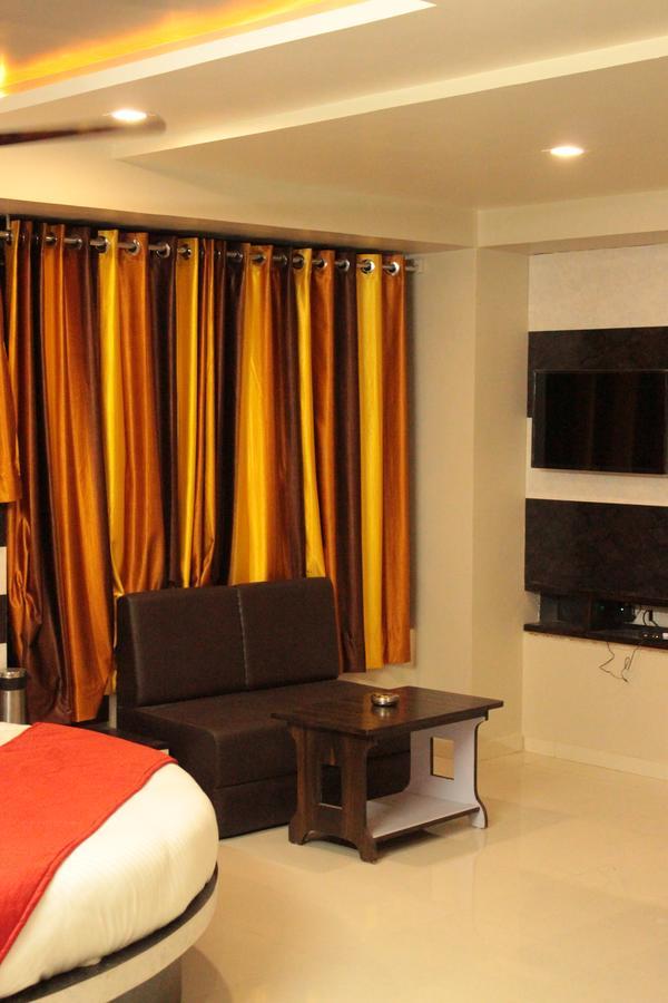 Apollo Hotel Ahmedabad Exterior foto