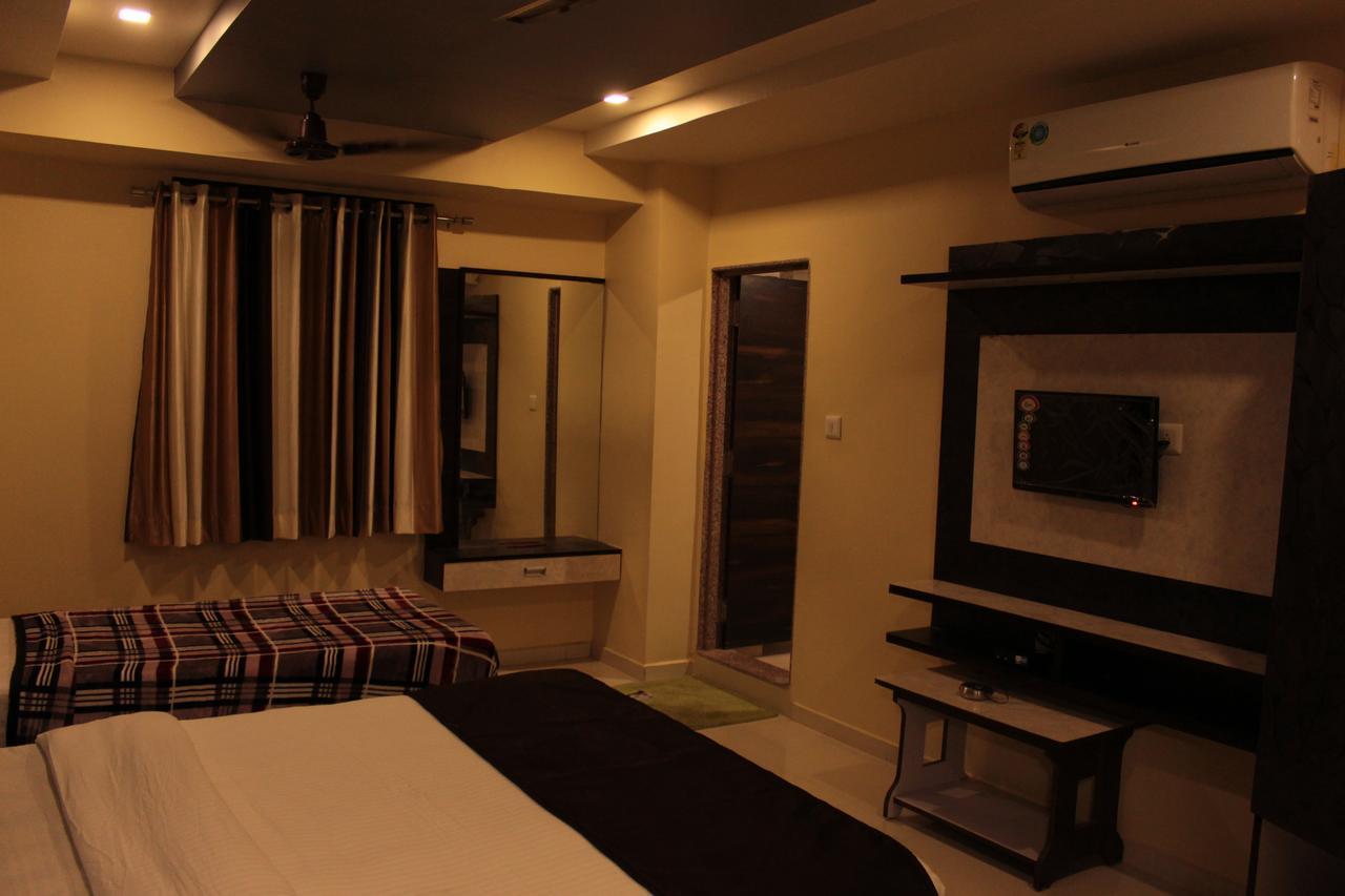 Apollo Hotel Ahmedabad Exterior foto